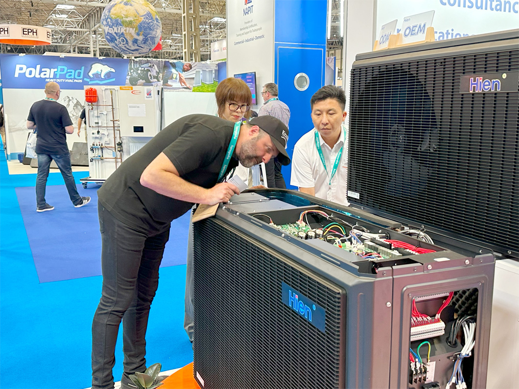 Hien at Installer Show3